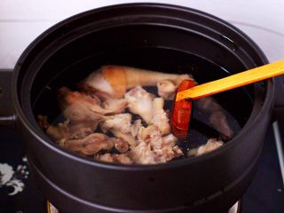 8、姬松茸板栗炖鸡汤,砂锅里加入适量的清水，把焯过水冲洗干净的土鸡放入砂锅里。