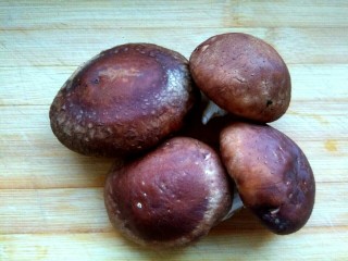 2、香菇猪肉炸酱面,香菇去蒂洗净