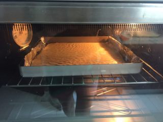 5、虎皮蛋糕卷,烤盘送入提前预热好的烤箱，上下火200度6分钟。（温度时间仅供参考）