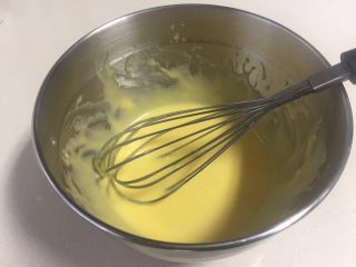 9、虎皮蛋糕卷,用蛋抽搅拌均匀，最后用刮刀混合至细腻顺滑的状态。（同样注意手法，切忌起筋）