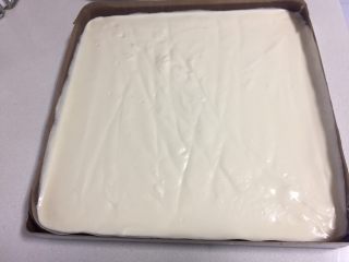 13、虎皮蛋糕卷,蛋糕糊缓缓倒入烤盘，双手托起托起烤盘，晃动烤盘就可以让蛋糕糊均匀的铺在烤盘上。（我蛋清打的比较软，这一步比较容易，也可以借助抹刀抹平）