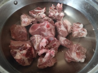 2、#猪年#酱烧山药排骨煲,排骨凉水入锅焯水