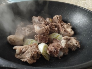 6、#猪年#酱烧山药排骨煲,再加入排骨炒出香味，加适量料酒去腥提鲜