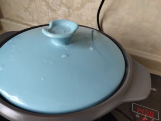 9、#猪年#酱烧山药排骨煲,盖盖大火煮开转中小火慢煮一小时