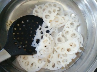 3、#猪年#莲藕炒肉,一两分钟后捞出凉水拔凉