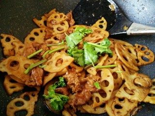 11、#猪年#莲藕炒肉,出锅前撒香菜即可关火完成！