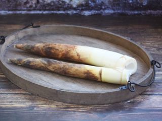 1、春笋海参煲鸡腿汤,先用刀把春笋的老根切下去,再用刀在春笋的表面轻轻的划一刀,沿着刀缝处用手往两边掰,春笋的外衣就能很轻松的剥下来了。