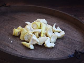 2、春笋海参煲鸡腿汤,将春笋切成滚刀块。