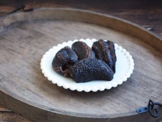 3、春笋海参煲鸡腿汤,已泡发好的海参从冰箱的冷冻室里拿出来自然解冻。