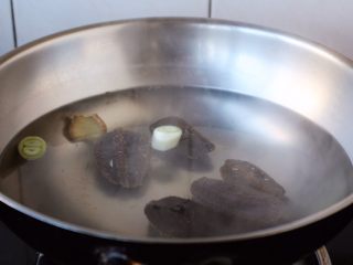 4、春笋海参煲鸡腿汤,将水煮开,放2片姜,2段葱,1勺米酒,放入海参煮开,捞出来备用。