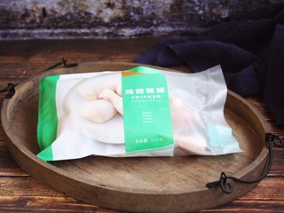 5、春笋海参煲鸡腿汤,太阳谷鸡腿从冰箱里拿出来自然解冻。