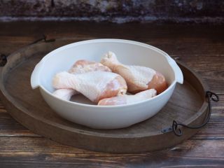 6、春笋海参煲鸡腿汤,将鸡腿用清水浸泡半个小时,清洗干净。