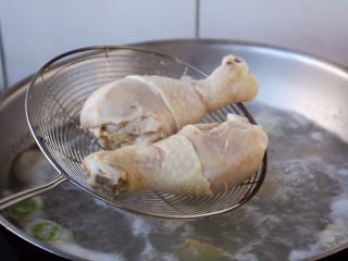 7、春笋海参煲鸡腿汤,用冷水将鸡腿焯水,捞出备用。