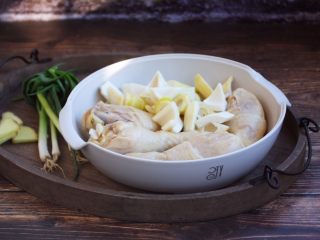 8、春笋海参煲鸡腿汤,这是焯好水的春笋和焯好水的鸡腿,以及小香葱和姜。