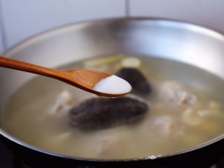 11、春笋海参煲鸡腿汤,放入少许(依个人口味)的盐调味即可。