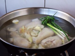 9、春笋海参煲鸡腿汤,大火置锅,温水或者开水放入春笋和鸡腿、小香葱、姜。