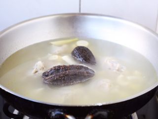 10、春笋海参煲鸡腿汤,放入海参,炖煮3~5分钟。