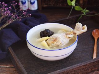 12、春笋海参煲鸡腿汤,成品图。