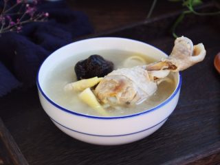 13、春笋海参煲鸡腿汤,成品图。