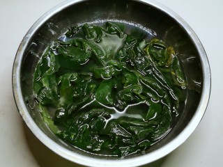 1、海带冬瓜汤,盐渍海带 冲洗干净  放入清水浸泡