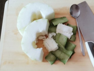 2、海带冬瓜汤,冬瓜去皮 清洗干净