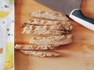 4、海带冬瓜汤,即食鸡胸肉切条状 