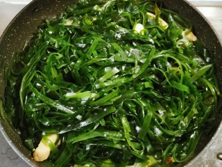 6、海带冬瓜汤,放入海带丝 