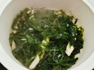 7、海带冬瓜汤,翻炒3分钟 海带变了颜色