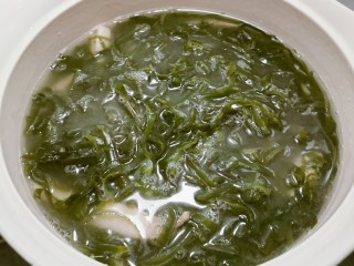 8、海带冬瓜汤,放入清水 煮开