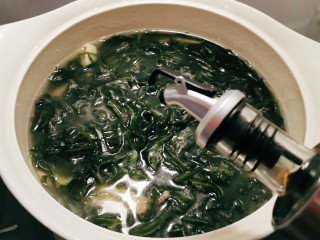 9、海带冬瓜汤,放入生抽调味