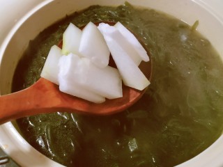 10、海带冬瓜汤,放入冬瓜片