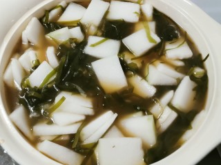 12、海带冬瓜汤,转中小火 继续煮制