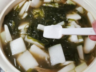 13、海带冬瓜汤,煮至两种食材熟透 放入盐和糖