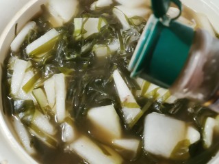 14、海带冬瓜汤,放入香菜 胡椒粉增香 淋入芝麻油 关火出锅