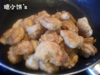 5、劲爆鸡米花,两面金黄后捞出沥油即可