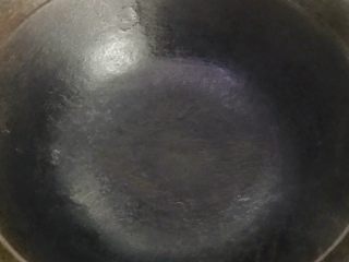 8、浓汤鲫鱼炖豆腐,把锅烧热至冒烟，这样鱼就不会粘锅子