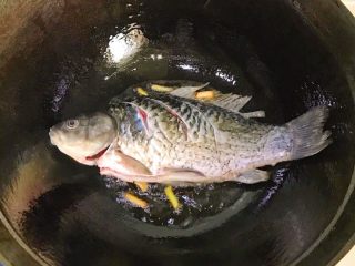 11、浓汤鲫鱼炖豆腐,把鲫鱼贴着锅面放进去