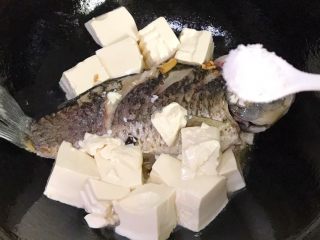 13、浓汤鲫鱼炖豆腐,倒进豆腐，撒适量盐