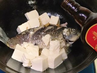 14、浓汤鲫鱼炖豆腐,放一点点料酒去腥