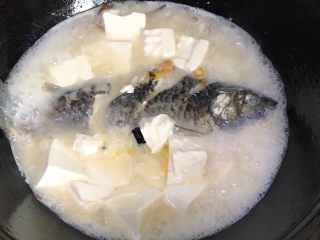 18、浓汤鲫鱼炖豆腐,打开盖子，汤已经成乳白色了