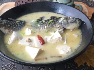 22、浓汤鲫鱼炖豆腐,鱼肉肉质细嫩，鱼汤鲜美