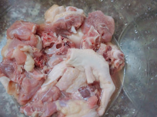 1、萝卜炖鸭肉,准备好鸭肉