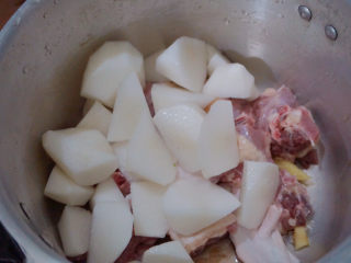 7、萝卜炖鸭肉,放入洗好的萝卜