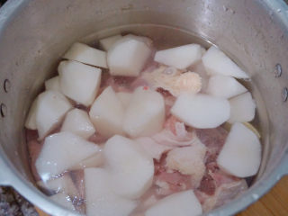 8、萝卜炖鸭肉,加入适量的水