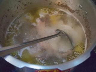 10、萝卜炖鸭肉,待高压锅内的气空了之后，打开盖子放入适量的盐