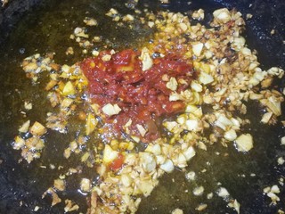 6、清清爽爽的酸辣土豆丝,锅内油6成热后放入适量蒜末和1勺豆瓣酱爆香。