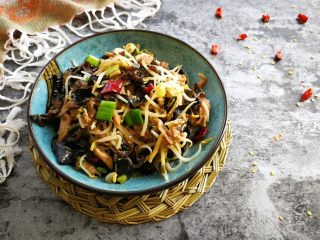 12、酸辣绿豆芽炒肉丝,酸辣带感的绿豆芽炒肉丝就做好了。