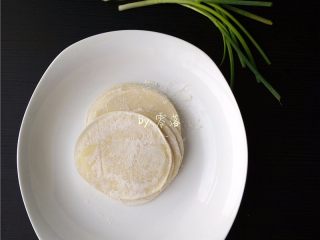 1、快手葱油饼,备好饺子皮、小葱;