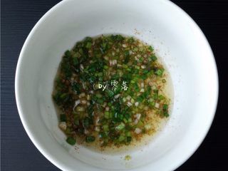 4、快手葱油饼,烧一锅热油,倒入葱花调料里,再次搅拌均匀;