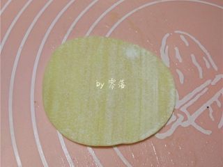 6、快手葱油饼,放上饺子皮;